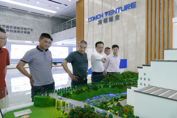 1590398515774524.jpg 參觀(guān)一樓VI展示廳.jpg