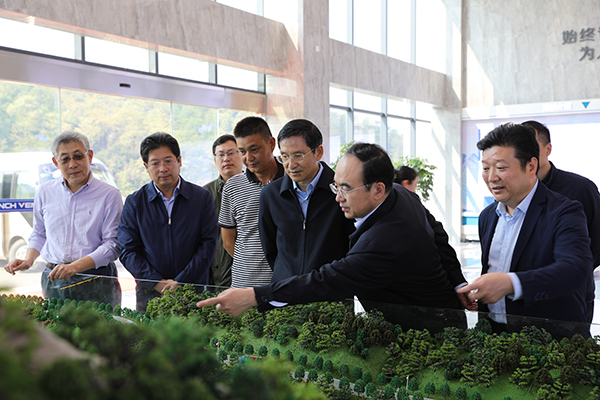 1604364063822215.jpg 參觀(guān)一樓VI展示廳.jpg