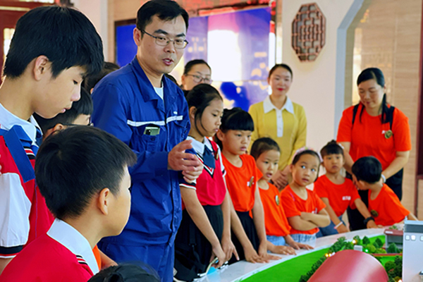 1623562650659202.jpg 師生們觀(guān)摩沙盤(pán)模型.jpg