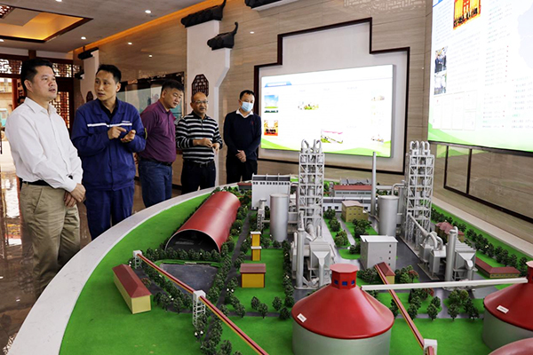 1648625807106010.jpg 調研組一行在一樓展廳參觀(guān).jpg
