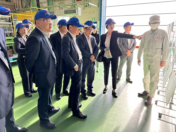 1699942345137936.jpg 參觀(guān)燃氫能機.jpg