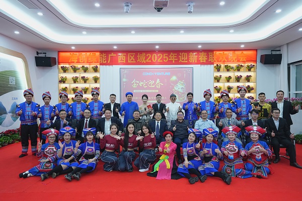 1739177143203479.jpg 25-與領(lǐng)導合影副本.jpg