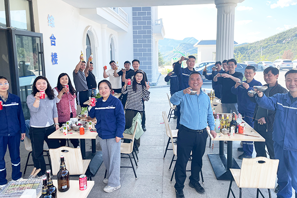 1748305902975305.png 聚餐舉杯.png